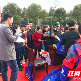 有奖问答入社区 居民化身“禁毒卫士”