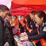 在职党员学雷锋 爱尚善行当先锋