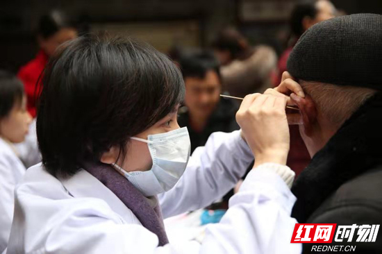 张家界市人民医院医务人员进街道社区开展“爱耳日”健康知识讲座和义诊活动