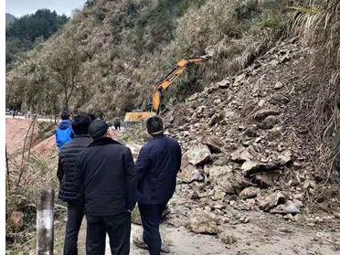 农村公路塌方，慈利县公路局及时抢通