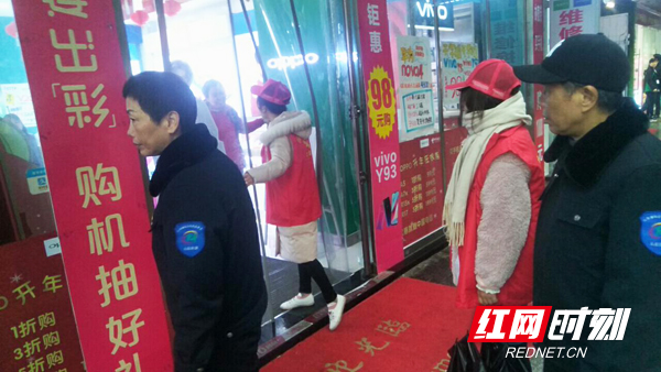 “衡阳群众”在行动：身份逆转 违规占道经营户当“城管”