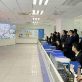 中央企业广大干部职工及时收听收看两会 同心追梦新时代