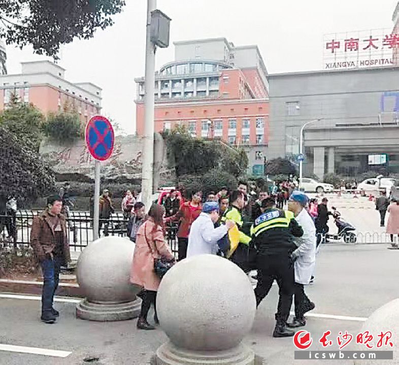 　　在开福交警、医生及好心人的合力救助下，晕倒的男子化险为夷。　　长沙交警供图