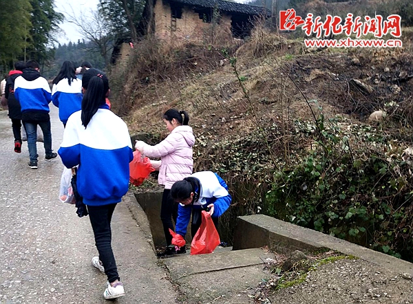 温塘中学学生在神仙岭清捡垃圾温塘中学学生在神仙岭合影晏家中学在