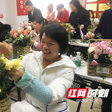 巧手插花学技艺 社区妇女节玩“花样”