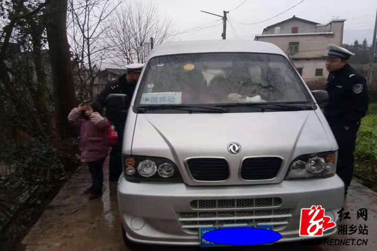 湘乡交警查获一辆“黑校车”