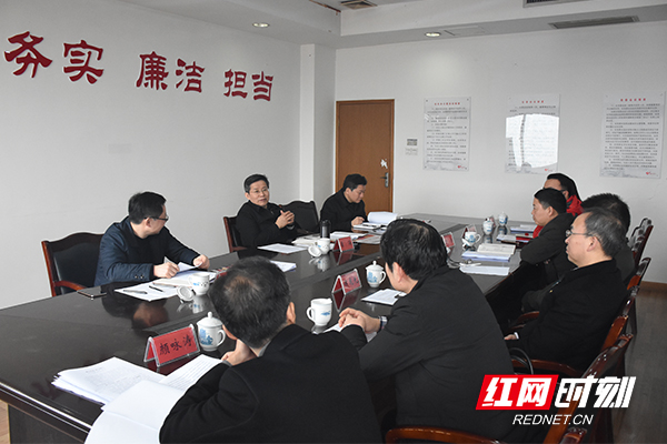 瞿海与相关媒体负责人座谈。.jpg