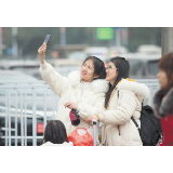 两会劲吹“利好风”，百姓喜迎“红包雨”