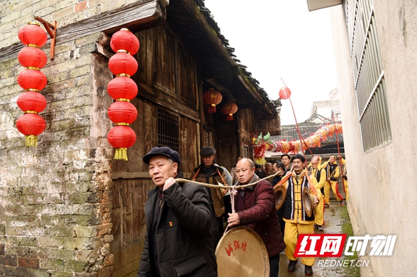 人们通过舞龙等方式，祈福风调雨顺。