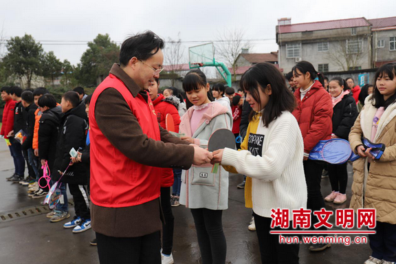 3月5日,怀化辰溪万名志愿者进校园“学雷锋?#20445;?#24110;助留守儿童“圆梦”。图片来源:湖南文明网.marked.png 3月5日,怀化辰溪万名志愿者进校园“学雷锋?#20445;?#24110;助留守儿童“圆梦”。图片来源:湖南文明网.marked.png