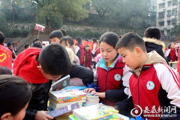 娄底二小分会场组织开展“学习雷锋·爱心义卖”活动。图片来源:娄底新闻网_?#21271;?jpg 娄底二小分会场组织开展“学习雷锋·爱心义卖”活动。图片来源:娄底新闻网_?#21271;?jpg