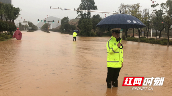 江华交警雨中执勤走红网络