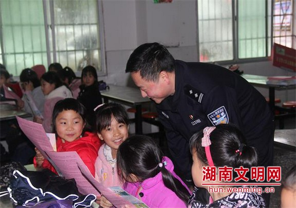 宁远交警开展学雷锋送爱心进校园活动.marked.jpg 宁远交警开展学雷锋送爱心进校园活动.marked.jpg