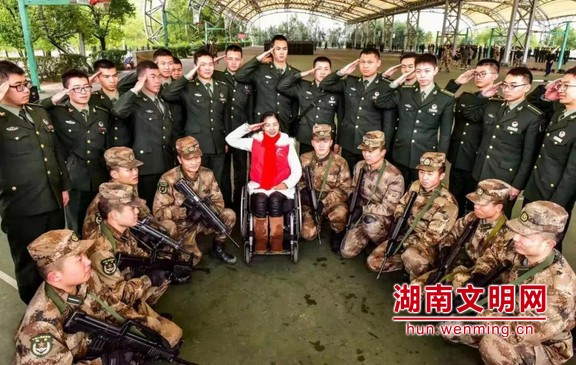 3月2日,在国防科技大学“弘扬新时代雷锋精神 争当新时代雷锋传人”活动现场,有“快?#32622;?#20154;鱼”和“湖南张海迪”之?#39057;?#38632;花区美人鱼公益负责人肖卓作,分享了她的好人故事。.marked.jpg 3月2日,在国防科技大学“弘扬新时代雷锋精神 争当新时代雷锋传人”活动现场,有“快?#32622;?#20154;鱼”和“湖南张海迪”之?#39057;?#38632;花区美人鱼公益负责人肖卓作,分享了她的好人故事。.marked.jpg