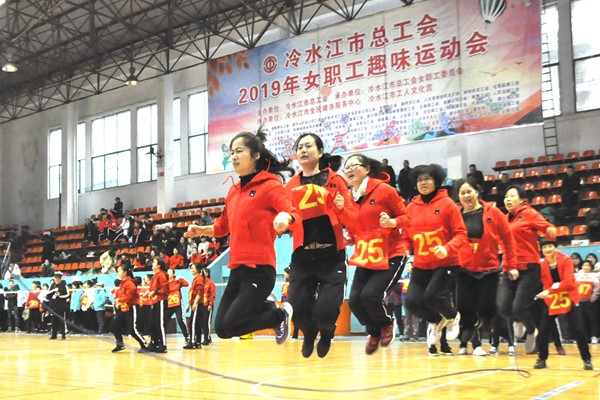 充满挑战的同心协力比赛。熊又华 摄DSC_1501.jpg 充满挑战的同心协力比赛。熊又华 摄DSC_1501.jpg