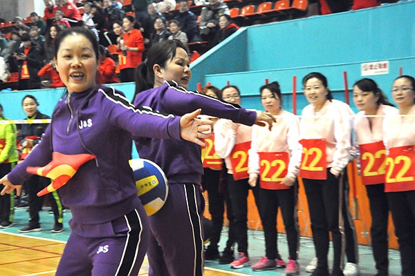 双人夹球接力跑比赛。熊又华 摄DSC_1538.jpg 双人夹球接力跑比赛。熊又华 摄DSC_1538.jpg