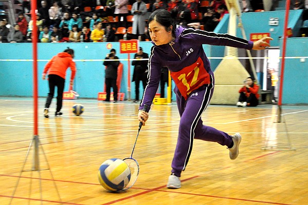 趣味盎然的的赶小猪比赛。熊又华 摄DSC_1518.jpg 趣味盎然的的赶小猪比赛。熊又华 摄DSC_1518.jpg