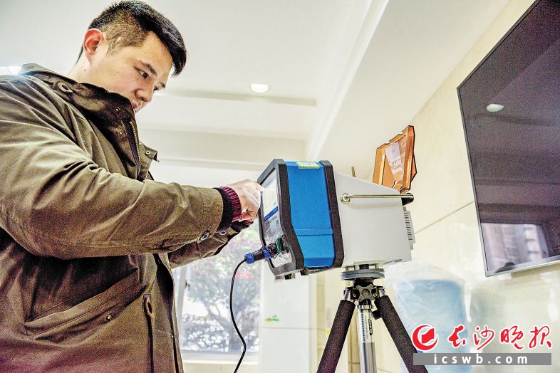 　　湖南省产商品质量监督检验研究院技术人员正用设备对采样的空气进行检测。长沙晚报全媒体记者 陈飞  摄