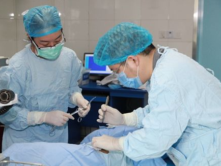 长沙一少年胸藏“炸弹”医生胸腔镜下及时“拆除”