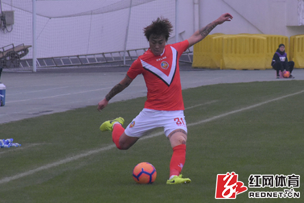 湘涛球员刘帅大脚长传。