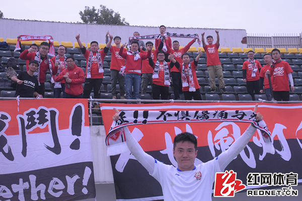 现效力于山西信都的前湘涛球员与湘涛球迷互动。