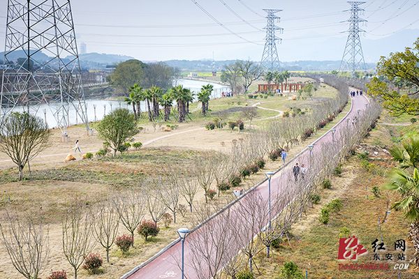 　　 红网时刻永州3月11日讯（东安分站记者 严洁）3月11日，春日暖阳，位于东安县芦洪市镇的乡村振兴示范点——赵家井村，芦江环绕，花田绽放，天蓝地净，村民们生活休闲惬意，信步在如画的村庄，幸福感油然而生。