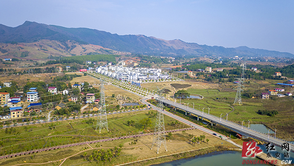 　　 3月11日，春日暖阳，位于东安县芦洪市镇的乡村振兴示范点——赵家井村，芦江环绕，花田绽放，天蓝地净，村民们生活休闲惬意，信步在如画的村庄，幸福感油然而生。