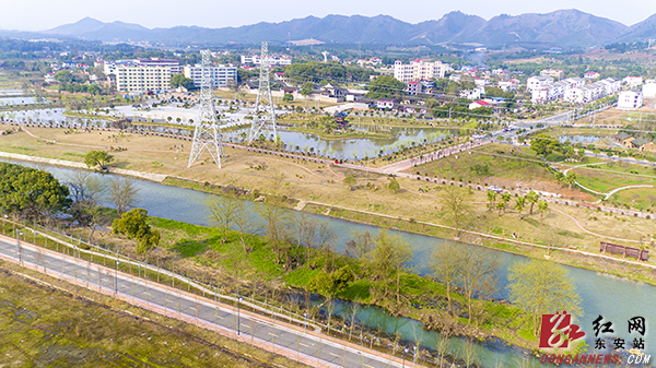 　　 3月11日，春日暖阳，位于东安县芦洪市镇的乡村振兴示范点——赵家井村，芦江环绕，花田绽放，天蓝地净，村民们生活休闲惬意，信步在如画的村庄，幸福感油然而生。