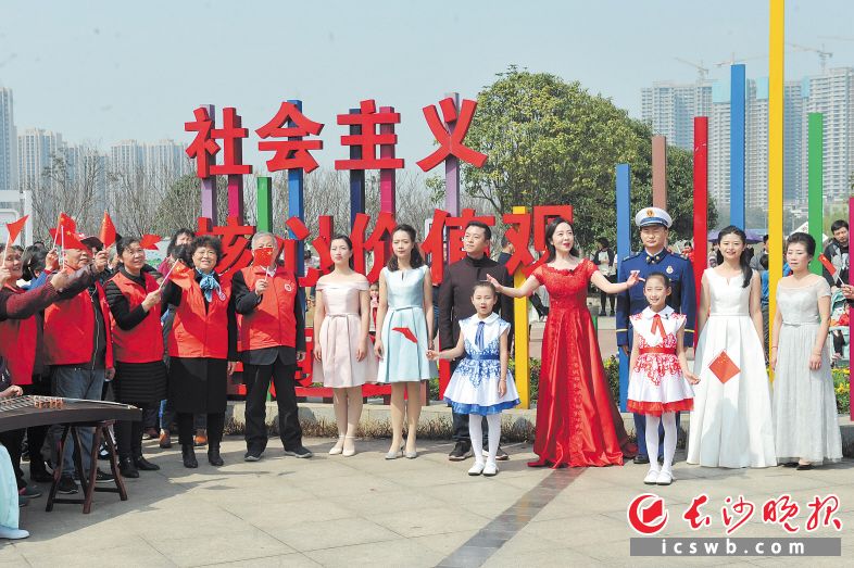 昨日下午,在浏阳河畔月岛社区公园,青年歌唱家杨思思和一群大小志愿者开展公益快闪演出活动。长沙晚报全媒体记者 小刘军 摄