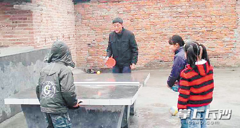 　　陈宋瑜（左二）虽然退休了，但还是每天都要来学校走一走看一看，陪孩子们聊聊天打打球。长沙晚报通讯员  彭嘉蕙 全媒体记者 贺文兵 摄影报道