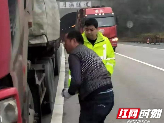 货车故障！隧道缓行被“盯上”，桥隧人为保安全成“贴身保镖”