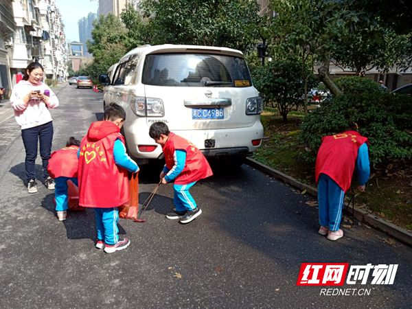 宝塔社区组织学生志愿者开展卫生清扫活动