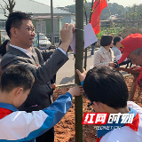 大手牵小手齐步向前走 栽下这抹绿共享一片蓝