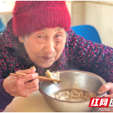 小饺子包住大温暖 雷锋月天心区敬老院中爱意浓