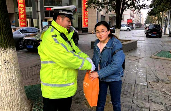交通警员将失物物归原主.jpg