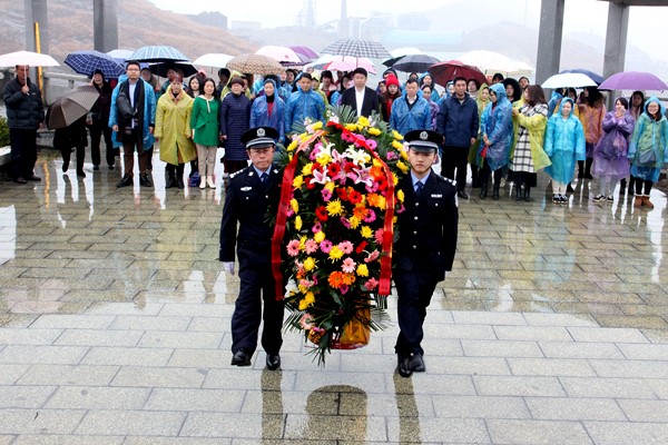 向锡矿山革命烈士纪念碑人民英雄敬献了花篮。DSC_1919.jpg 向锡矿山革命烈士纪念碑人民英雄敬献了花篮。DSC_1919.jpg