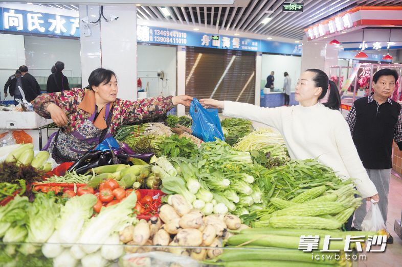 　　岳麓区打造15分钟生活圈把突破口放在农贸市场的改造上，溁湾生鲜市场是启动新一轮农贸市场改造的示范项目。图为市场内景。长沙晚报全媒体记者 余劭劼 摄