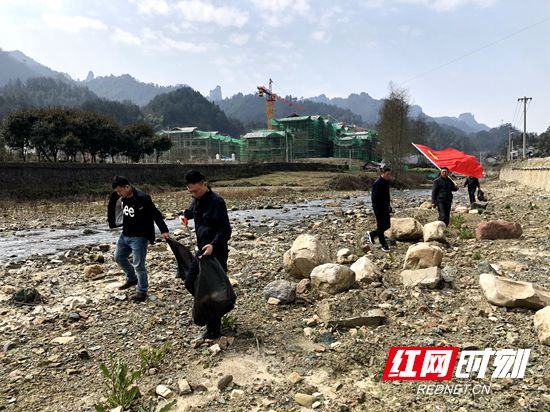 武陵源：党员义务清扫  美化村居环境