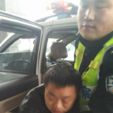 男子晕倒命悬一线 吉首交警火速送医上演生死时速