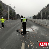 吉首交警及时清理“拦路虎” 消除隐患保安全畅通