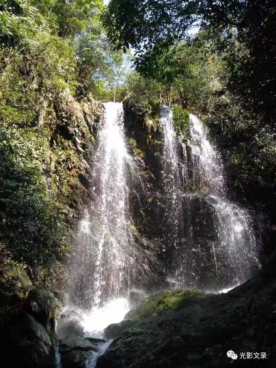 走进龙泉寺旁边的磨夫坑，也很刺目，山势雄险，小溪像是一条白色的皮带，镶嵌在绿草碧野中，溪水细流，有一水潭，深不见底，神秘莫测，有时霞光万道，瑞气千条，有时又阴风惨惨，雾雨绵绵，曾经潭内有只石蛙近几十斤，爬在水潭边沙滩上，身边周围爬满了一圈小石蛙，前方趟着一条巨蛇，此状时有出现，是天下之奇，当地捕鱼为生、常捉甲鱼的高手奉孝必见状不敢下手，安化县渠江一位高师闻讯赶来，协同奉大师等多人一起埋伏多次，终归擒拿这一稀罕神物，此石蛙重达50多斤，1974年6月21日上午当地一位妇女背着背笼来磨湖坑搞柴，走到半山腰横过溪水坑时，坑边岩坎上有几只石蛙相继跳进她的背笼里呱呱大叫，放下背笼一看，里面有几只石蛙安然不动，堪为奇事，且不说置身其间，就连听故事都有惊吓袭来的感觉，事实不足让人信服，而现实中发生的一桩桩奇事却令人大惑不解。