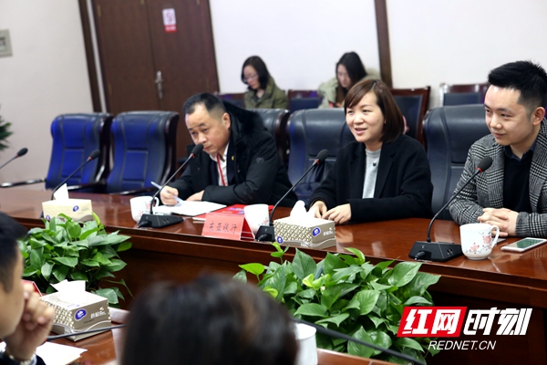 区长企业接待日相关单位负责人现场诉说问题。.jpg 区长企业接待日相关单位负责人现场诉说问题。.jpg