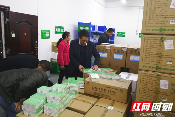 图为娄底市场监管局邹涧副局长带队检查特殊药品批发企业.jpg