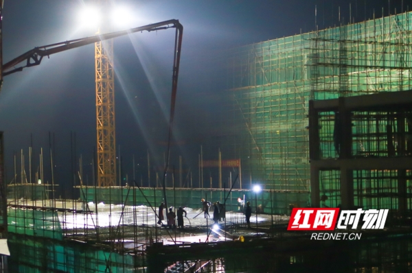 蓝山：昼夜施工 加速推进学位建设