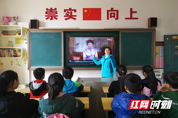 老师将学习强国上的视频播放给学生观看。.jpg