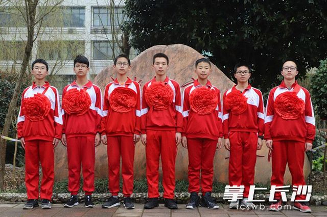 今日这7名被录取的少年大学生受到学校表彰。长沙晚报通讯员薛利摄