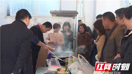 县就业局对下岗职工进行再就业技能培训.jpg