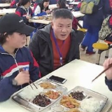长沙中小学出招守护“舌尖上的安全” 陪餐留样等将落实到位