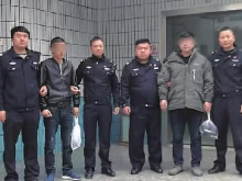 “黄牛”交警队门前谈“生意”被逮