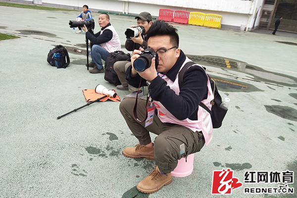 场边用镜头记录比赛精彩的摄影师们。